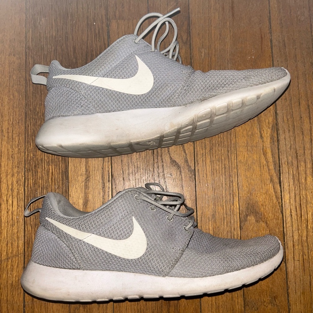 Mens Nike Roshe Run One Low Size 10.5
Grey&White Mesh Running Training Sneakers